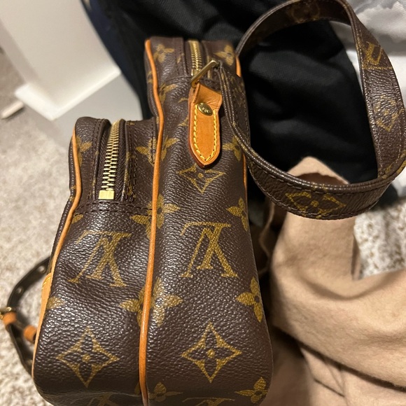 LOUIS VUITTON over the shoulder beautiful bag in an awesome condition - Picture 6 of 7